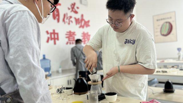 山：春花茶咖活动奏响春日乐章ag真人平台第一游戏云南保(图2)