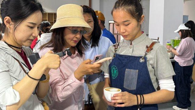 山：春花茶咖活动奏响春日乐章ag真人平台第一游戏云南保(图3)