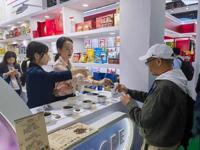 ”到“东方之珠”：一颗咖啡豆的奇缘AG真人娱乐聚焦进博｜从“非洲之心(图4)