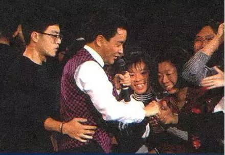 上抱过最多明星腰的人AG真人国际游戏史(图5) 上抱过最多明星腰的人AG真人国际游戏史(图5)