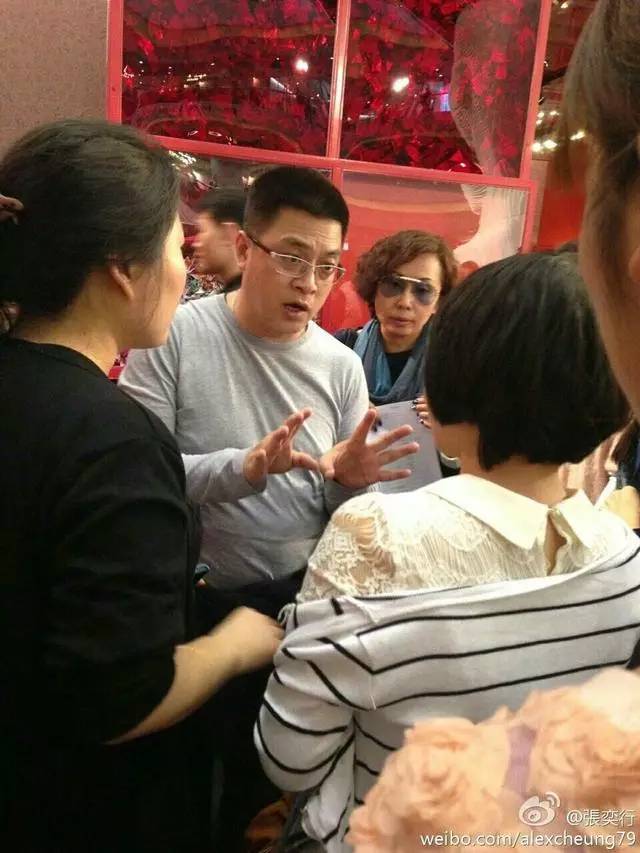 上抱过最多明星腰的人AG真人国际游戏史(图2) 上抱过最多明星腰的人AG真人国际游戏史(图2)